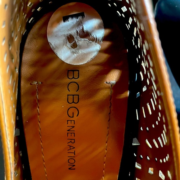 Women’s Size 7 BCBGeneration 4” Black and Tan High Heels - Picture 3 of 4